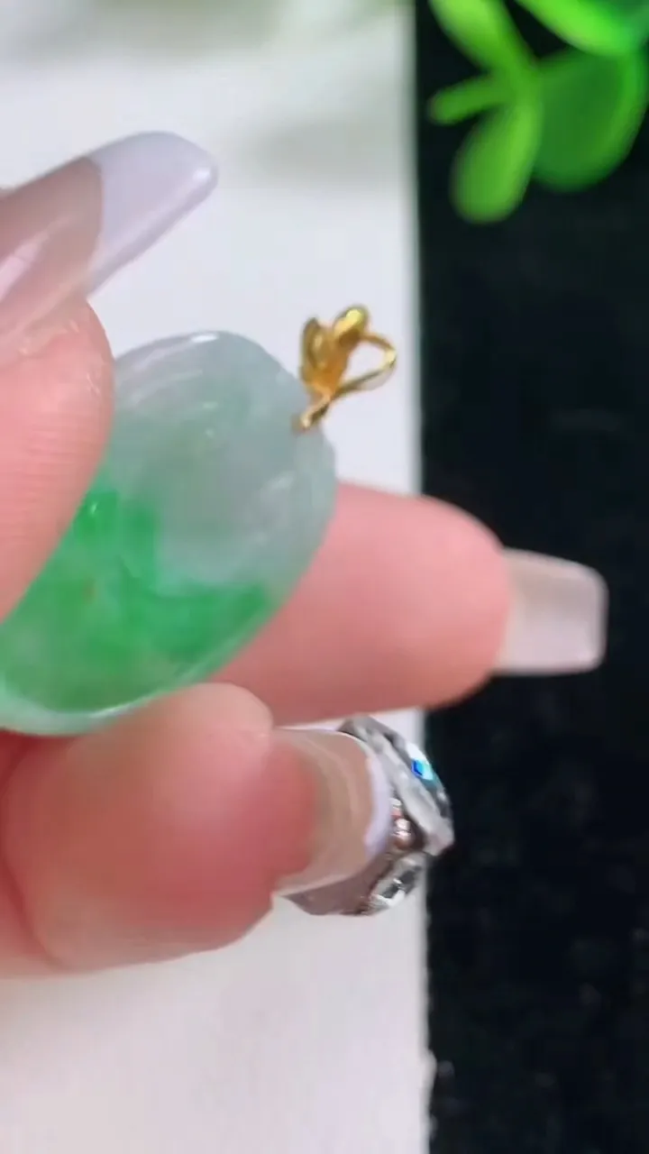 天然A货翡翠如意头吊坠，尺寸23-23.5-4.2，重量:4.43g
12月26日