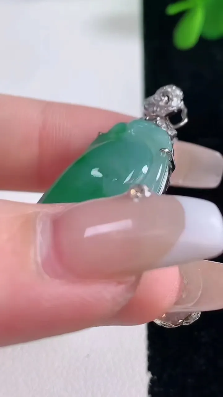 天然A货翡翠如意吊坠，尺寸40-31.2-19.3-6.3，重量:7.78g
12月26日