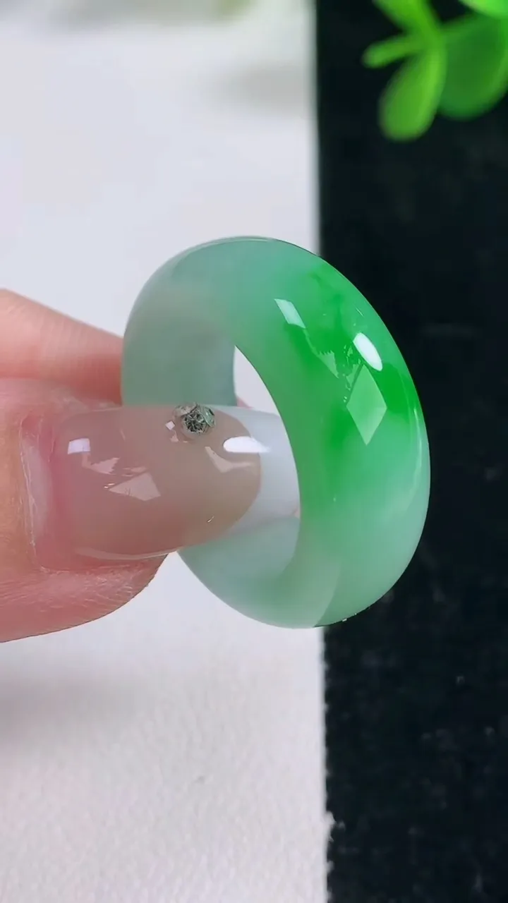 天然A货翡翠指环戒指，尺寸18.3-9-4，重量:8.38g2025年12月26日
工厂直销收藏佳品