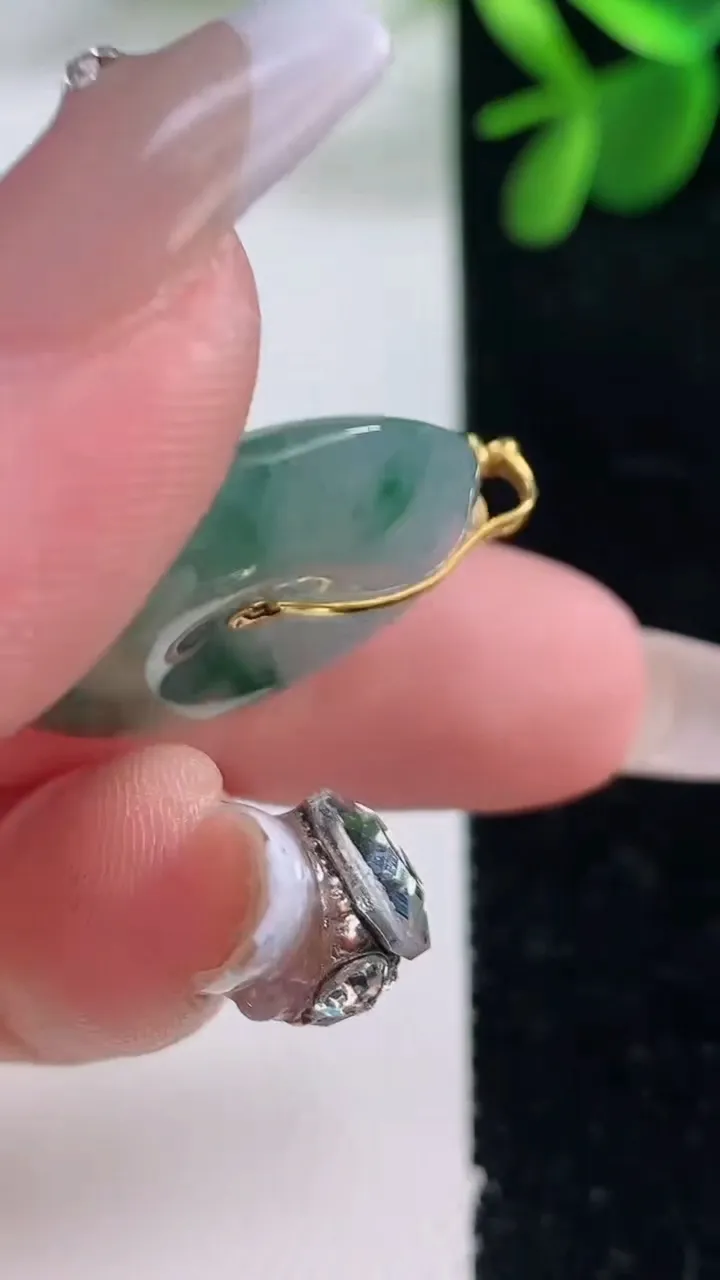 天然A货翡翠种飘花平安扣吊坠，尺寸23.7-5.7，重量:6.65g
12月26日