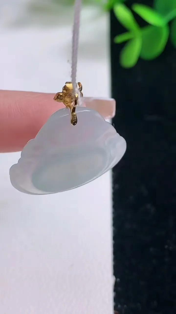 天然A货翡翠种白冰佛公吊坠，尺寸19-25-5，重量:3.81g
12月26日