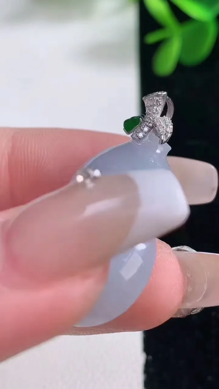 天然A货翡翠18K金紫罗兰葫芦吊坠，尺寸29.3-22.4-7.8，重量:8.32g
12月26日