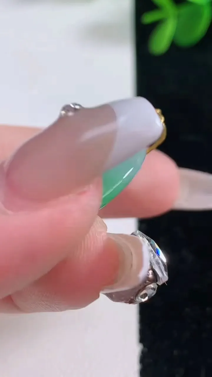 天然A货翡翠平安扣吊坠，尺寸28.8-4.3，重量:8.82g
12月26日