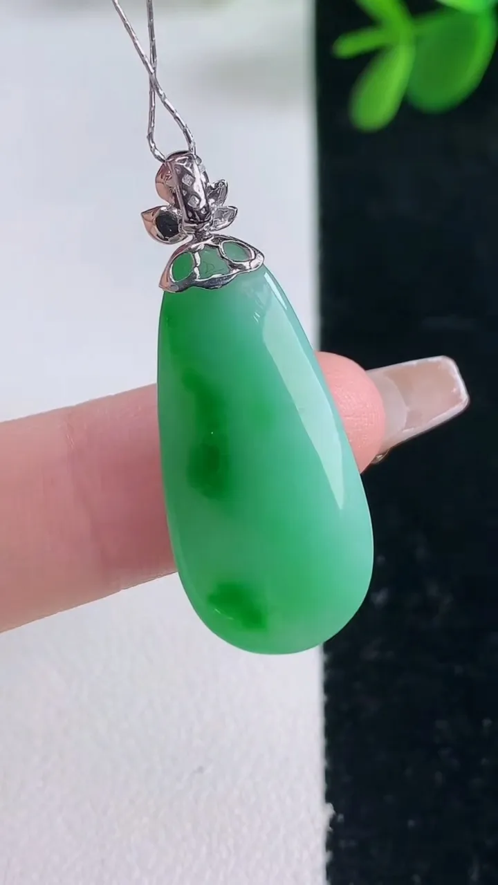 天然A货翡翠福瓜吊坠，尺寸273-12.7-6.2，重量:3.80g
12月26日