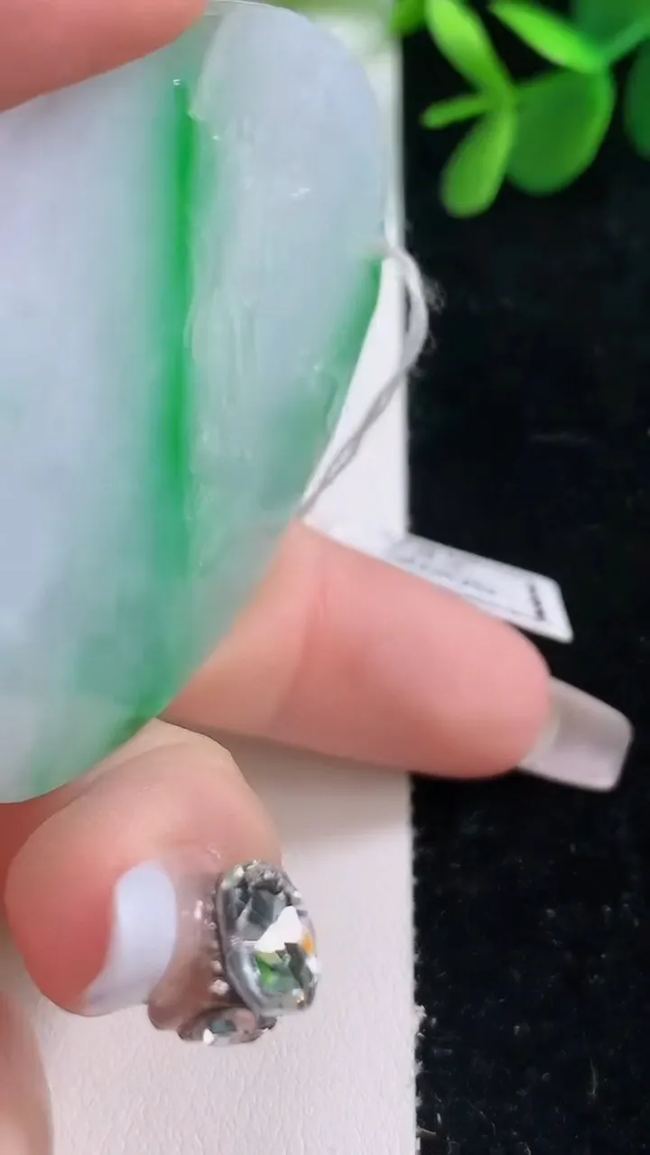 天然A货翡翠山水牌吊坠，尺寸56.4-45.2-5.7，重量:29.91g
12月26日