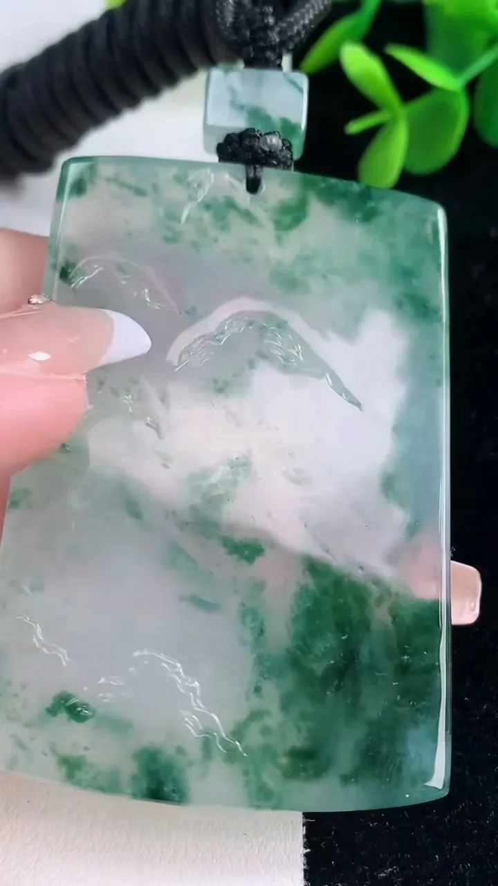 天然A货翡翠种飘花山水牌吊坠，尺寸66-45.2-4.8，重量:54.09g
12月26日