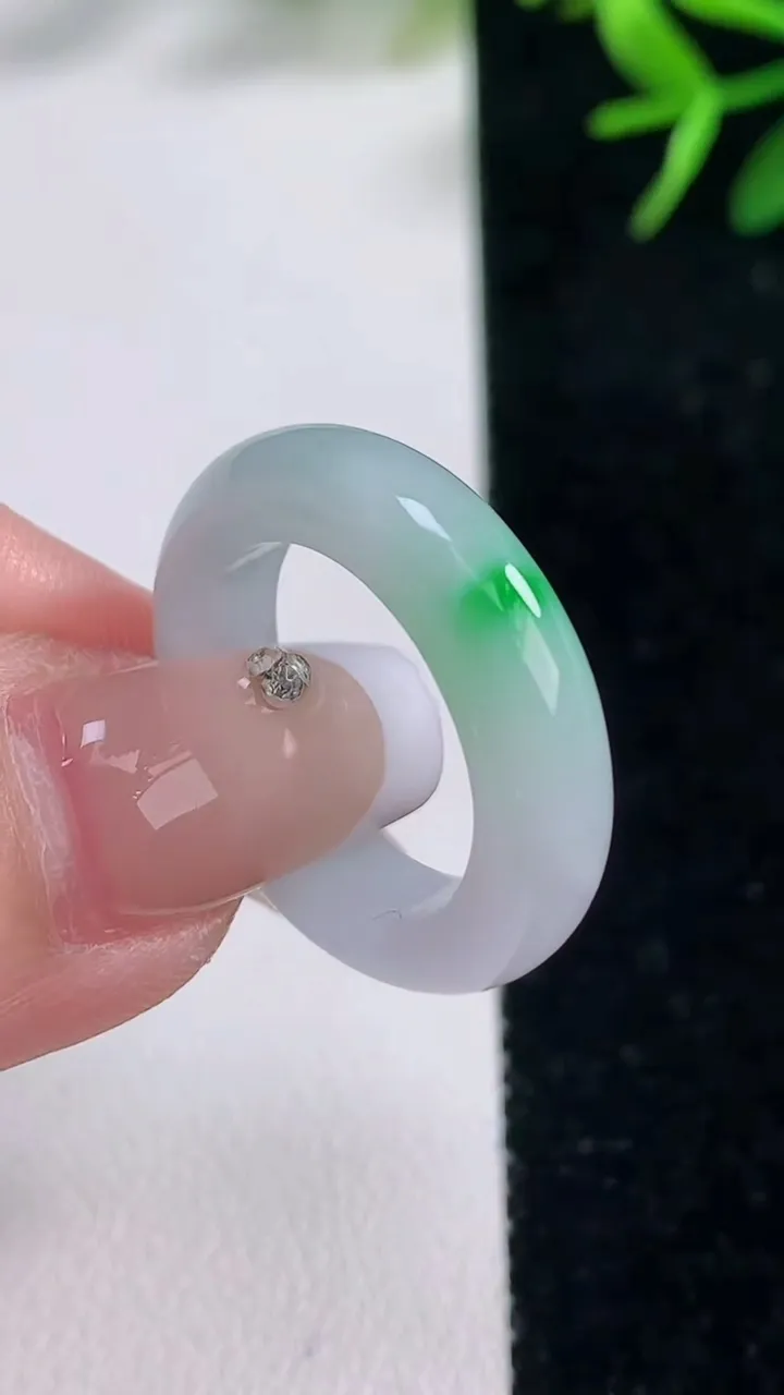 天然A货翡翠指环戒指，尺寸17.3-5.7-3.8，重量:4.70g2025年12月26日
工厂直销收藏佳品,种好水足，色泽均匀，有种有色，上手高大气！