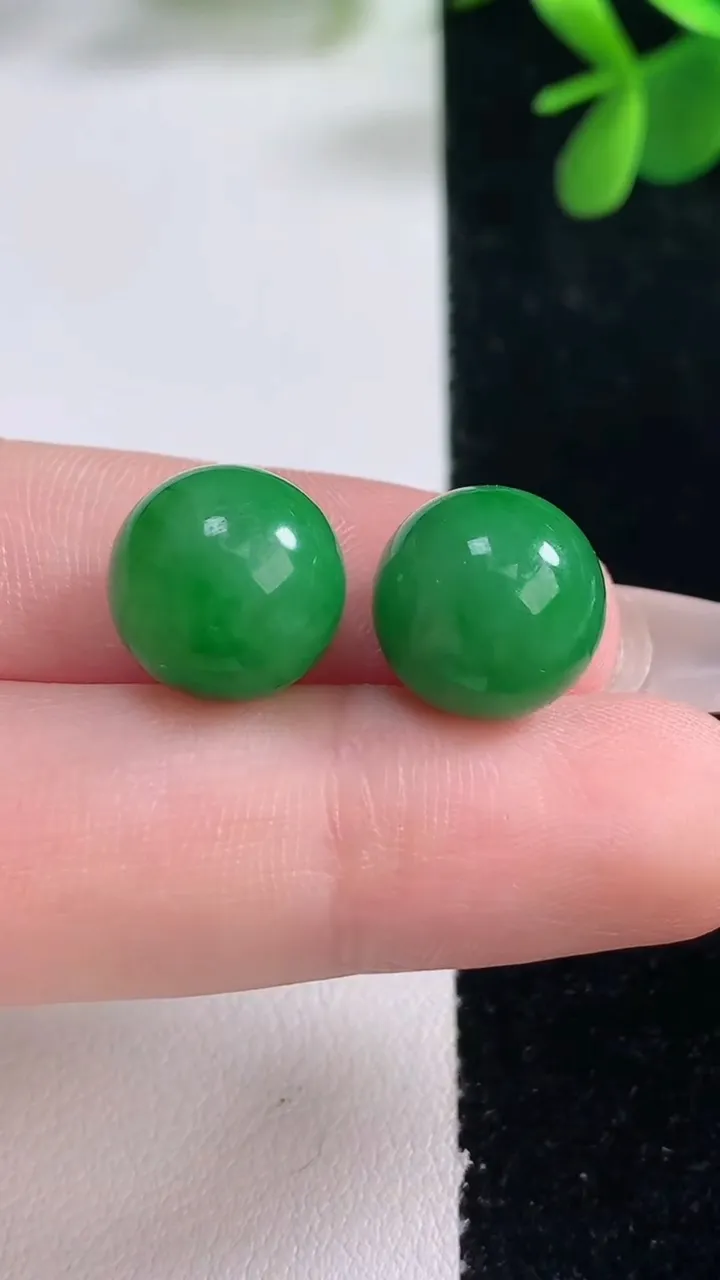 天然A货翡翠圆珠镶嵌件一对，尺寸12，重量:6.13g12月26日
工厂直销收藏佳品,种好水足，色泽均匀，有种有色，上手高大气！