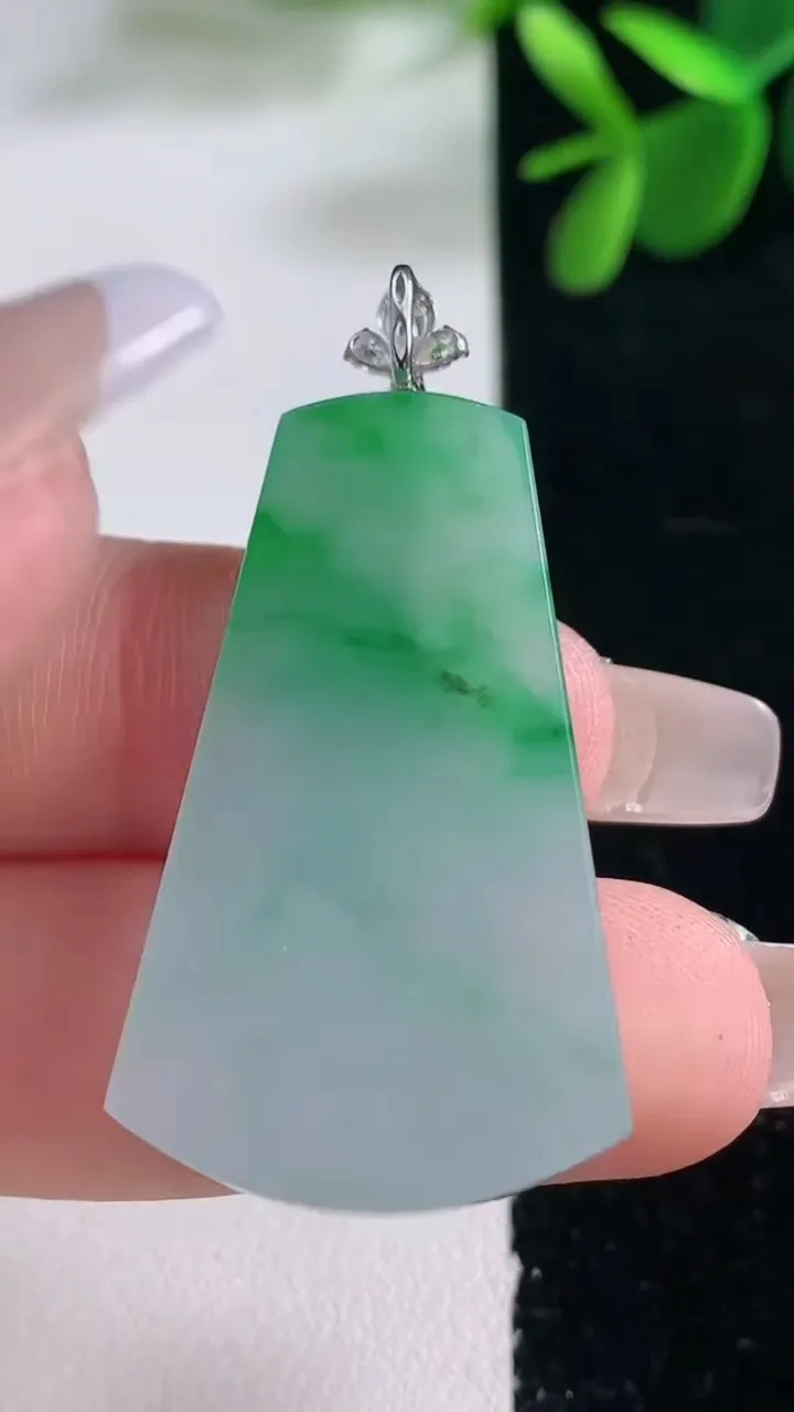 天然A货翡翠无事牌吊坠，尺寸36-21.6-4.4，重量:7.54g
12月26日