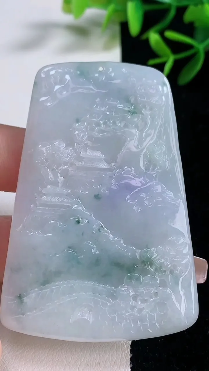 天然A货翡翠牌吊坠，尺寸66.6-44-7.7，重量:48.47g
12月26日