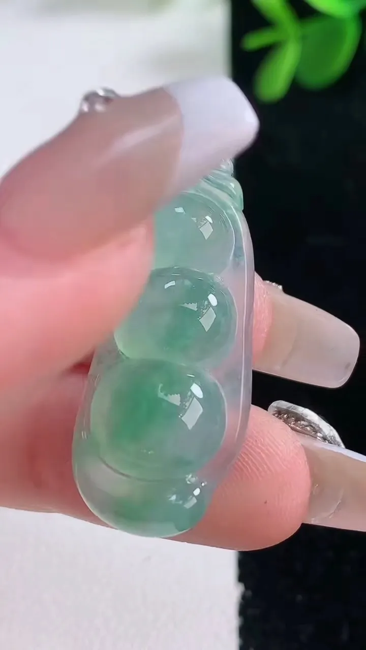 天然A货翡翠福豆吊坠，尺寸33.8-14.5-5.8，重量:4.70g
12月26日