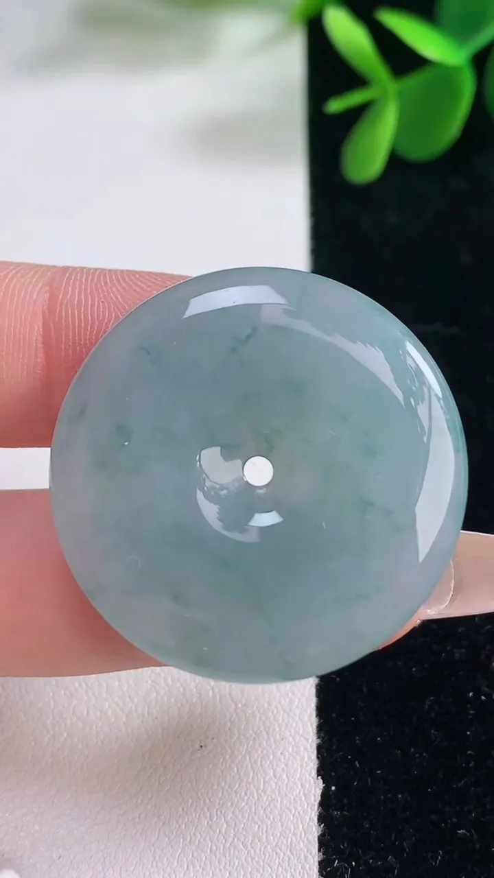 天然A货翡翠飘花平安扣吊坠，尺寸32.7-5.9，重量:13.74g
12月26日