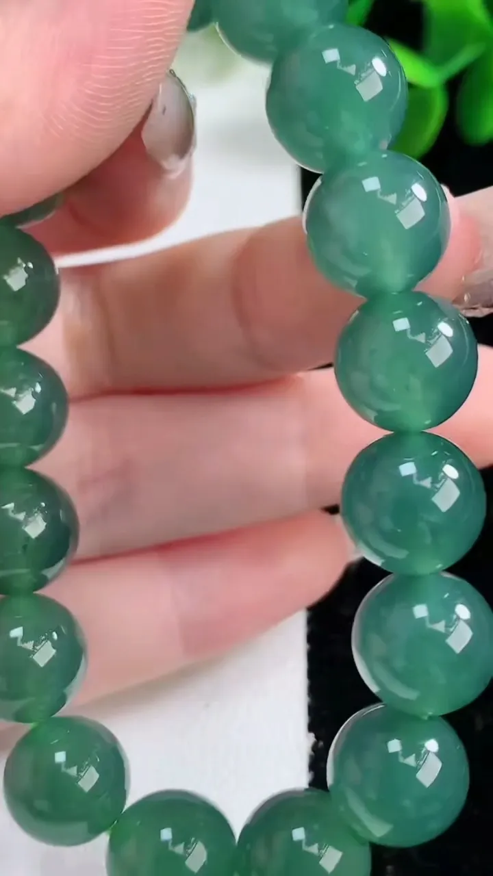 天然A货翡翠圆珠手串，尺寸11.7-17颗，重量:47.72g12月26日
工厂直销收藏佳品,种好水足，色泽均匀，有种有色，上手高大气！