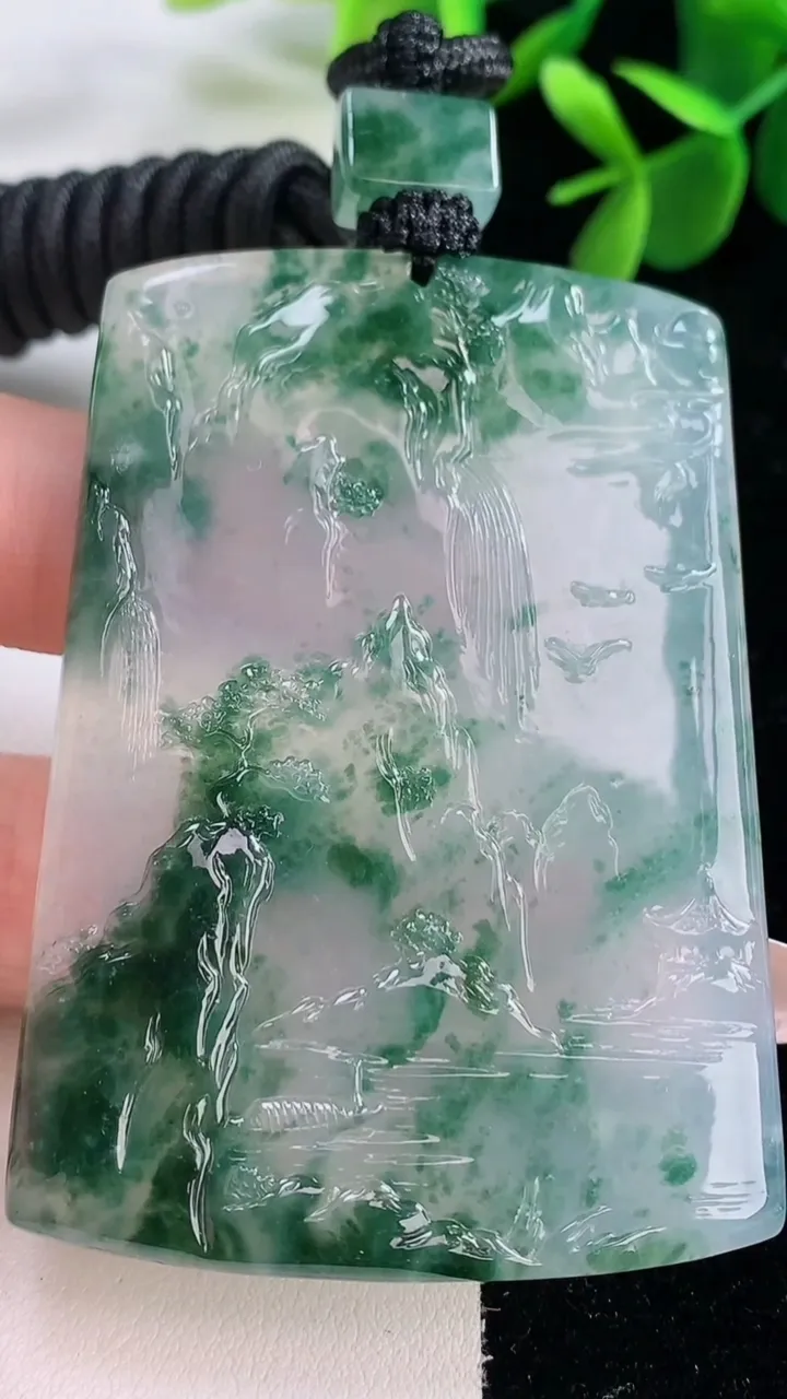 天然A货翡翠种飘花山水牌吊坠，尺寸64.7-45.5-5.5，重量:53.59g
12月26日