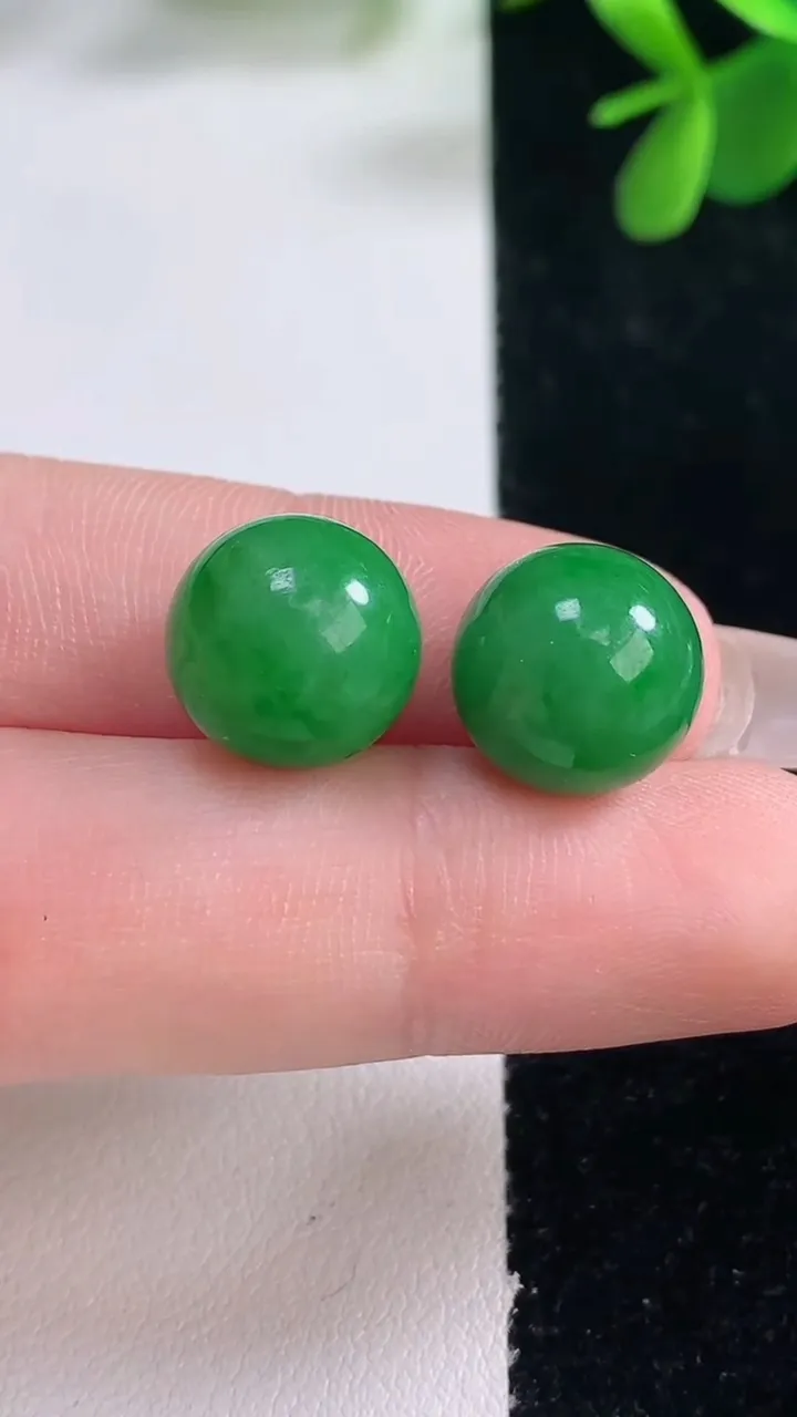 天然A货翡翠圆珠镶嵌件一对，尺寸12，重量:6.13g12月26日
工厂直销收藏佳品,种好水足，色泽均匀，有种有色，上手高大气！