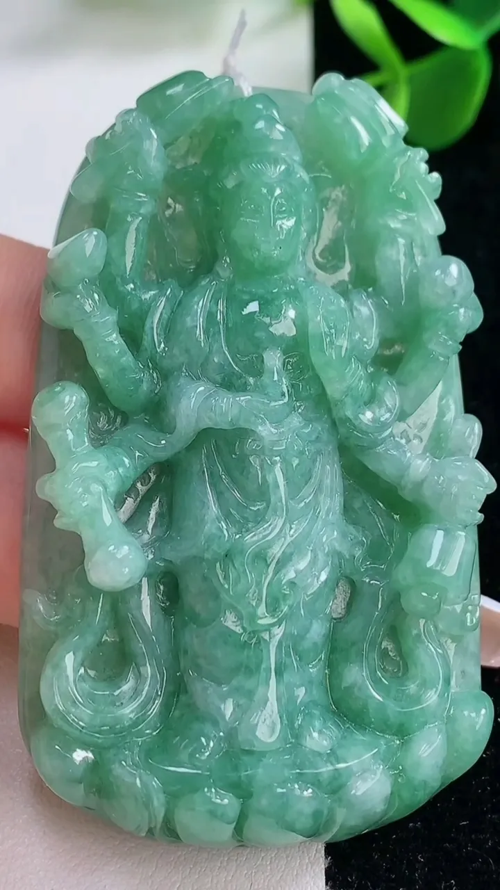 天然A货翡翠千手观音吊坠，尺寸65.2-39.8-11.2，重量:53.16g
12月26日