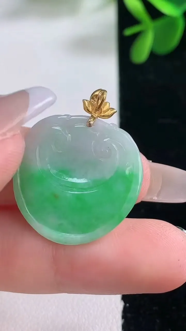 天然A货翡翠如意头吊坠，尺寸23-23.5-4.2，重量:4.43g
12月26日