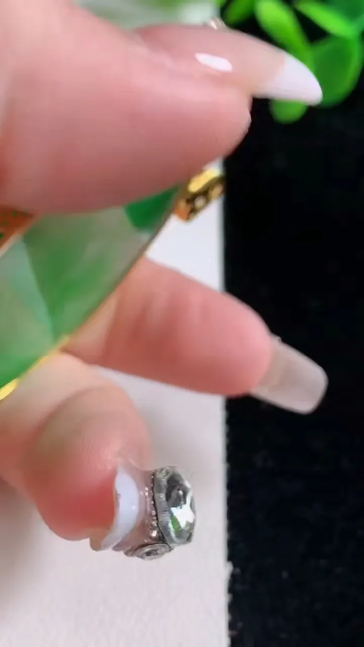 天然A货翡翠无事牌吊坠，尺寸45-3.5，重量:24.36g
12月26日