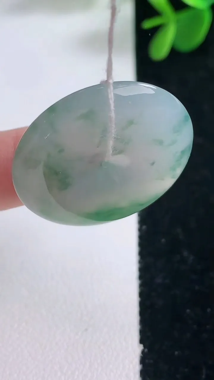 天然A货翡翠冰种飘花平安扣吊坠，尺寸29.3-5.5，重量:10.17g
12月26日