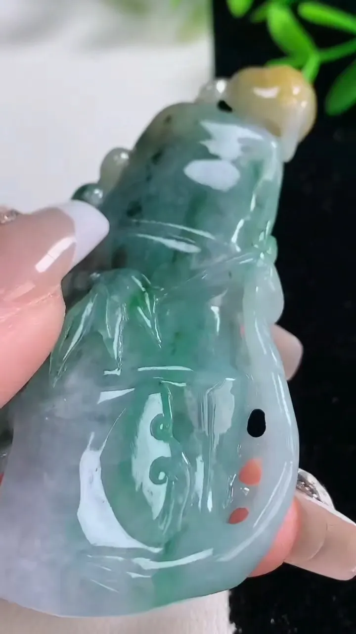 天然A货翡翠飘花节节高升 竹节吊坠，尺寸70.2-37-11.3，重量:46.29g
12月26日