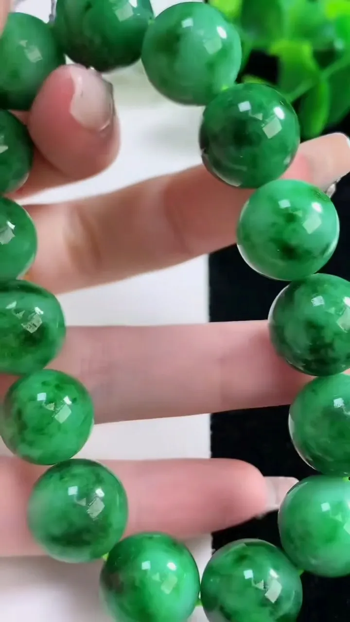 天然A货翡翠圆珠手串，尺寸14-15颗，重量:75.40g12月26日
工厂直销收藏佳品,种好水足，色泽均匀，有种有色，上手高大气！