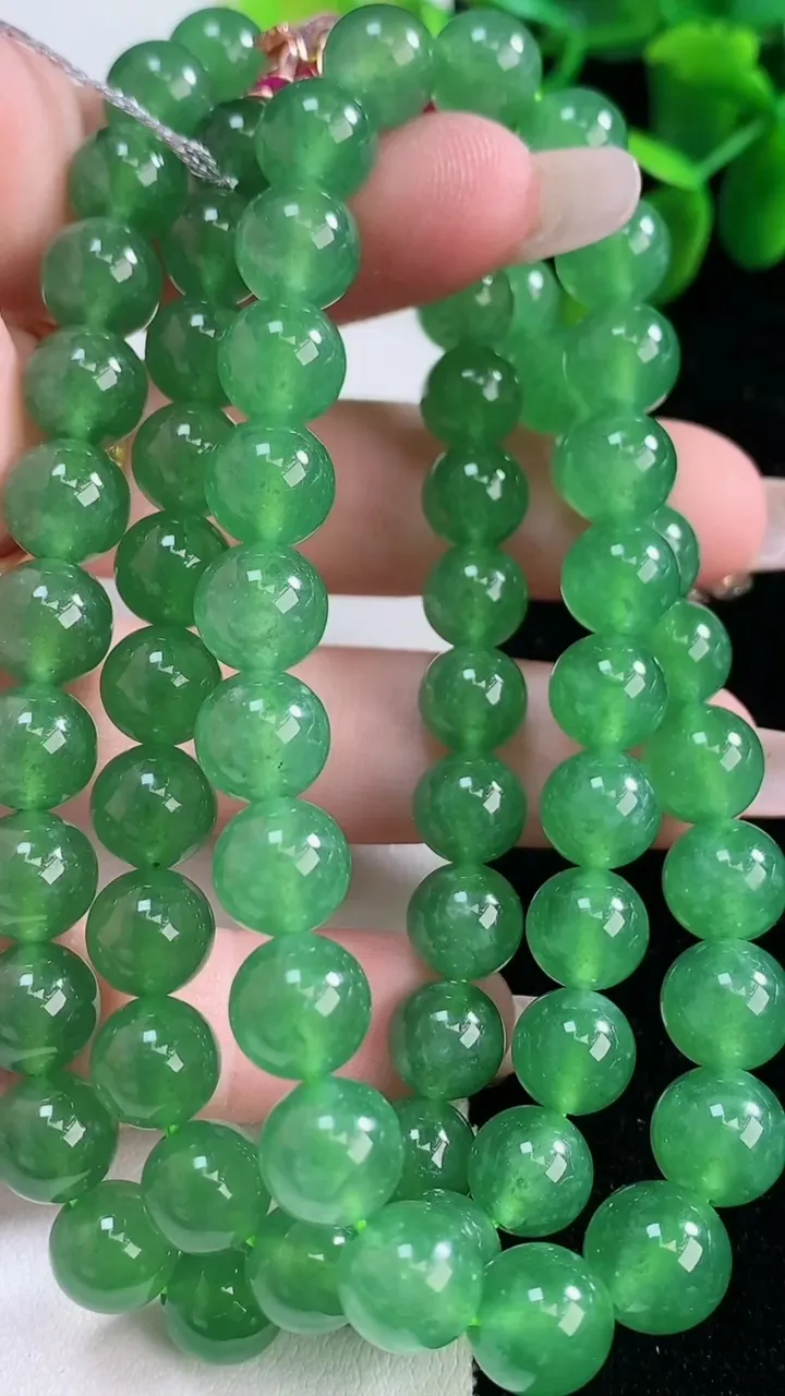 天然A货翡翠圆珠项链，尺寸8.4-71颗，重量:73.58g
12月26日