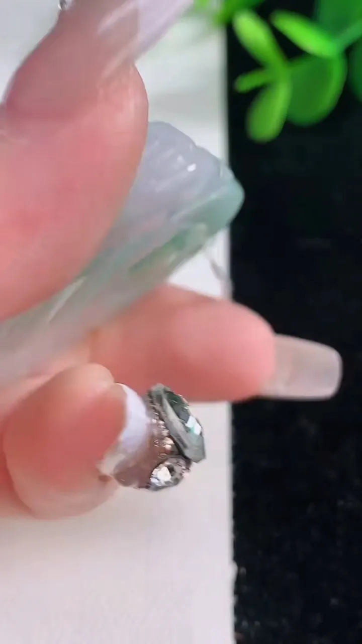 天然A货翡翠佛公吊坠，尺寸34.5-40-10.4，重量:22.03g
12月26日