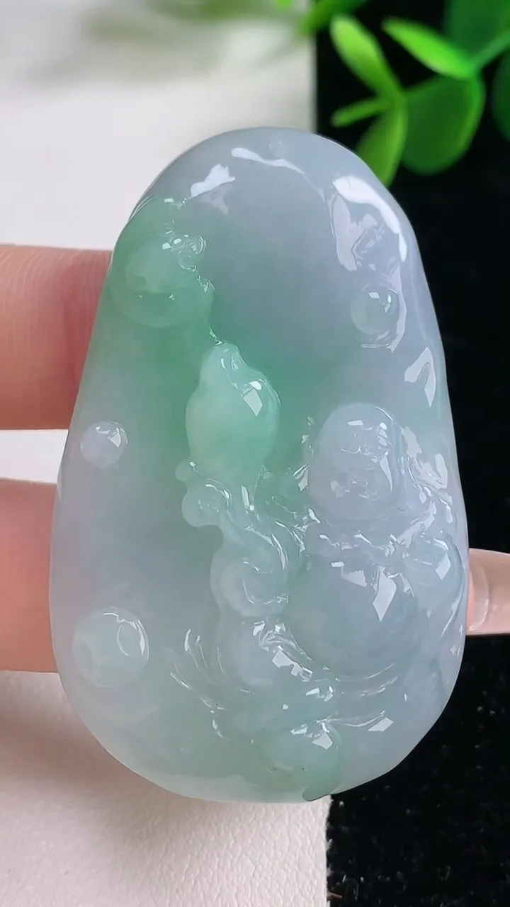 天然A货翡翠逍遥佛吊坠，尺寸53.7-33.6-8，重量:27.26g
12月26日