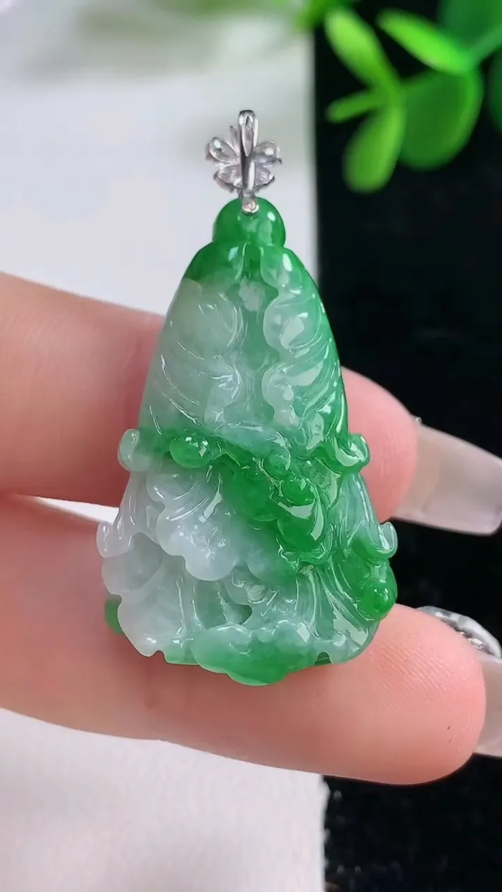 天然A货翡翠白菜吊坠，尺寸34.8-20.6-7.9，重量:8.38g
12月26日