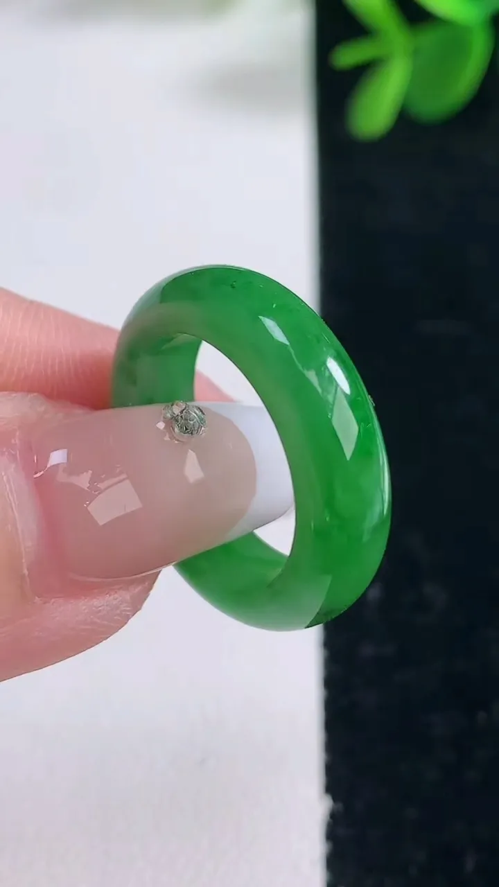 天然A货翡翠指环戒指，尺寸16.8-5.8-3.4，重量:3.81g2025年12月26日
工厂直销收藏佳品,种好水足，色泽均匀，有种有色，上手高大气！