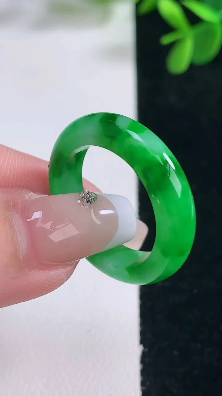 天然A货翡翠指环戒指，尺寸19.3-5.6-3.9，重量:5.01g2025年12月26日
工厂直销收藏佳品,种好水足，色泽均匀，有种有色，上手高大气！