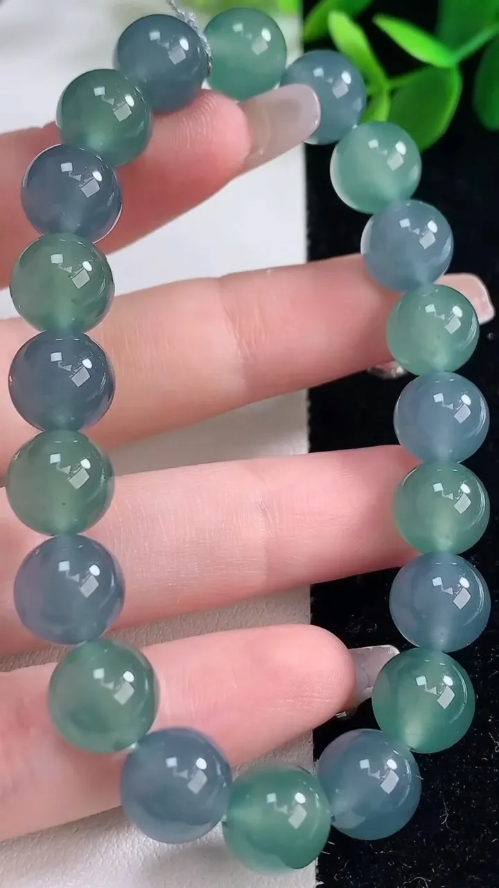 天然A货翡翠圆珠手串，尺寸9.8-20颗，重量:33.12g12月26日
工厂直销收藏佳品,种好水足，色泽均匀，有种有色，上手高大气！