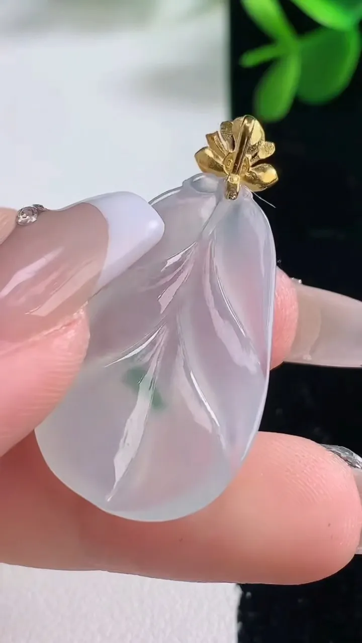 天然A货翡翠金枝玉叶 叶子吊坠，尺寸31.7-19.3-3.8，重量:4.32g
12月26日