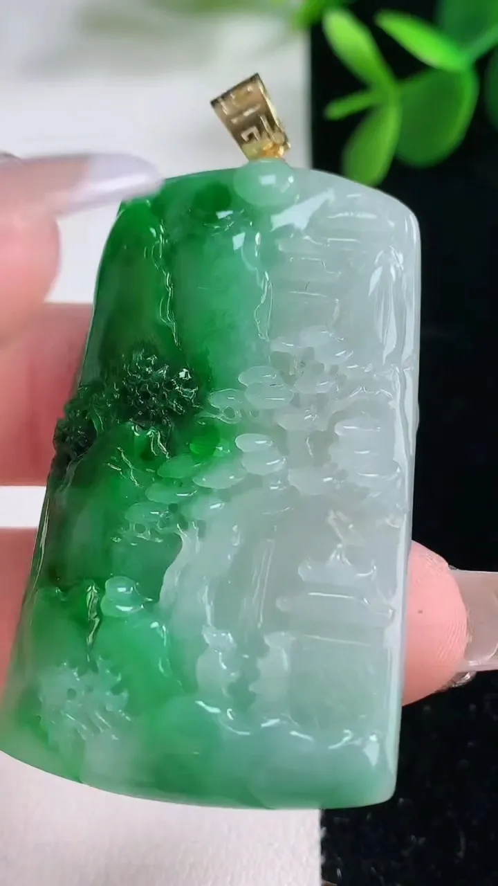 天然A货翡翠山水牌吊坠，尺寸48.9-29.5-5，重量:18.77g
12月26日