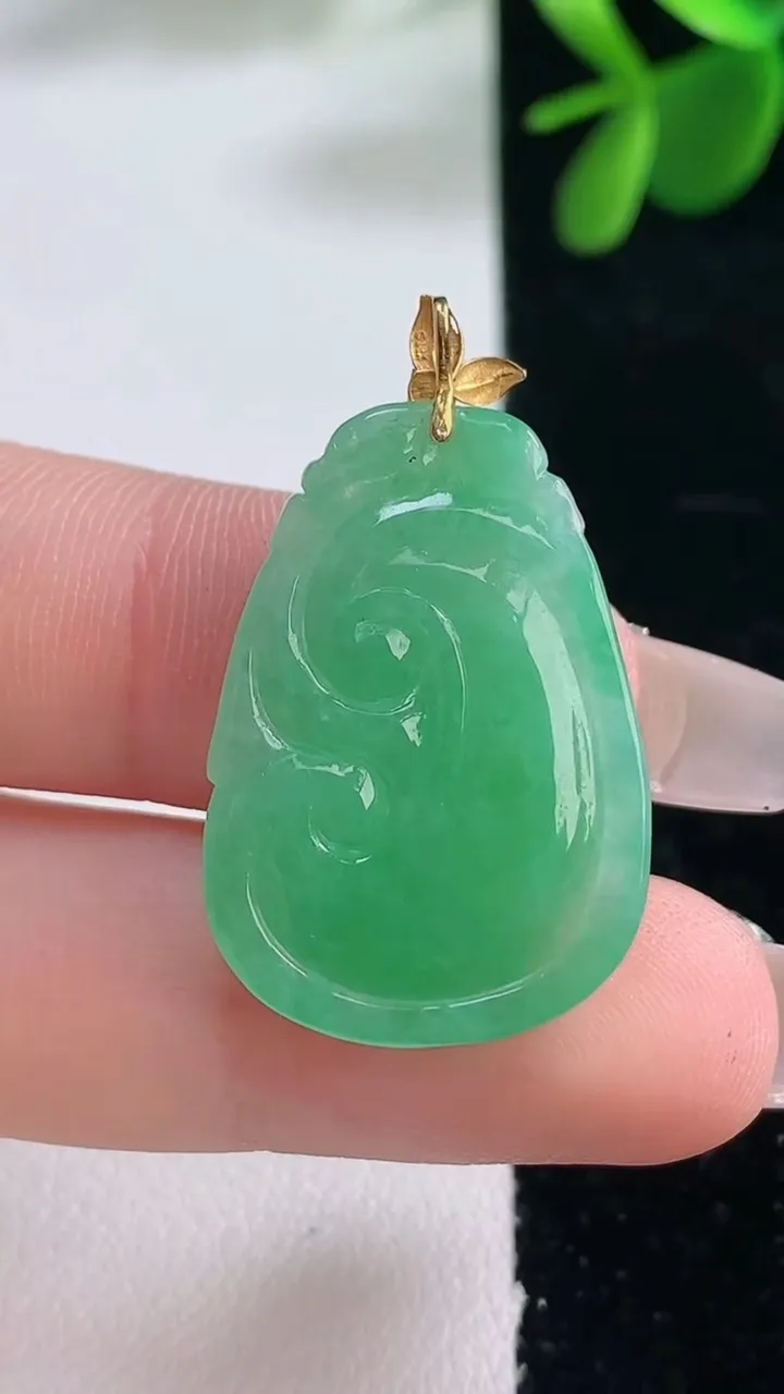 天然A货翡翠如意吊坠，尺寸27.4-19-3.4，重量:3.86g
12月26日