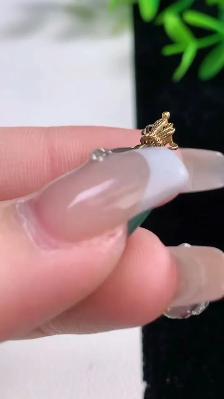 天然A货翡翠18K金蓝水金枝玉叶 叶子吊坠，尺寸27.2-17-2.9，重量:3.31g
12月26