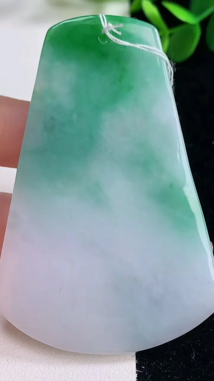 天然A货翡翠祥龙观音菩萨吊坠，尺寸72.8-48.2-5.9，重量:41.87g
12月26日