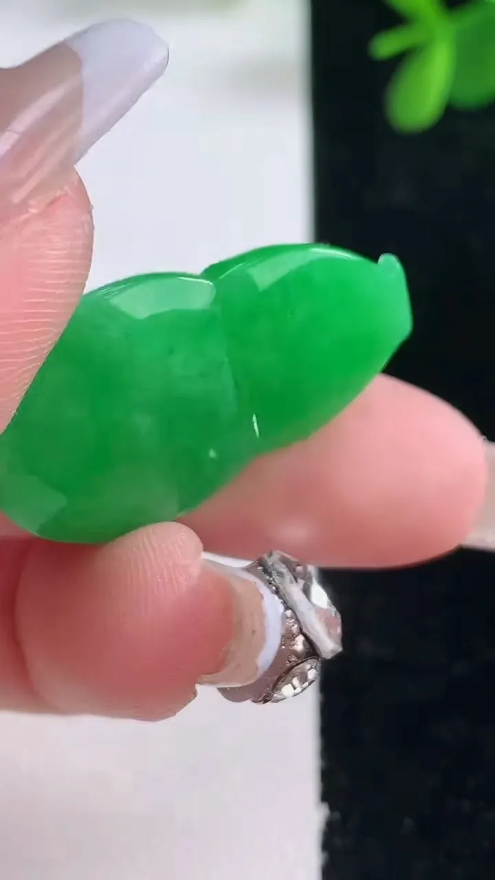 天然A货翡翠葫芦镶嵌件，尺寸30.2-19.2-8.9，重量:8.33g
12月26日