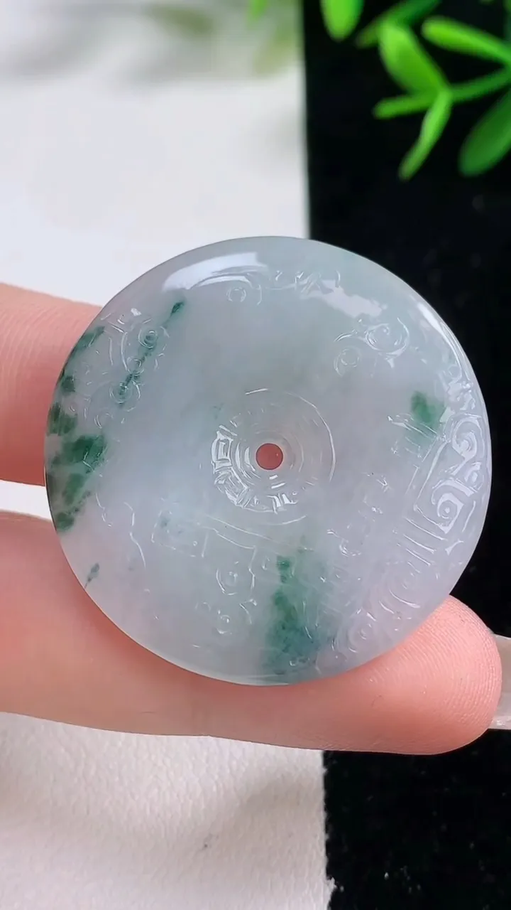 天然A货翡翠飘花复古平安扣吊坠，尺寸34.7-4.6，重量:12.52g
12月26日