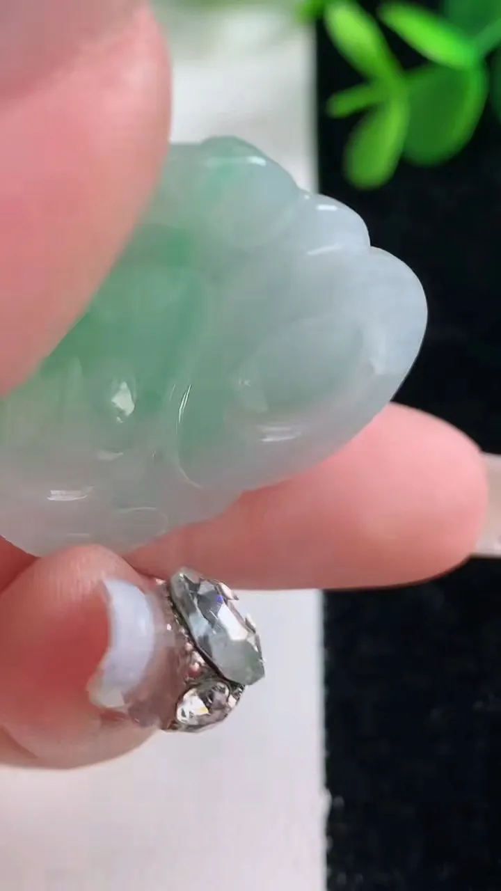 天然A货翡翠佛公吊坠，尺寸29.7-34-5.9，重量:9.06g
12月26日