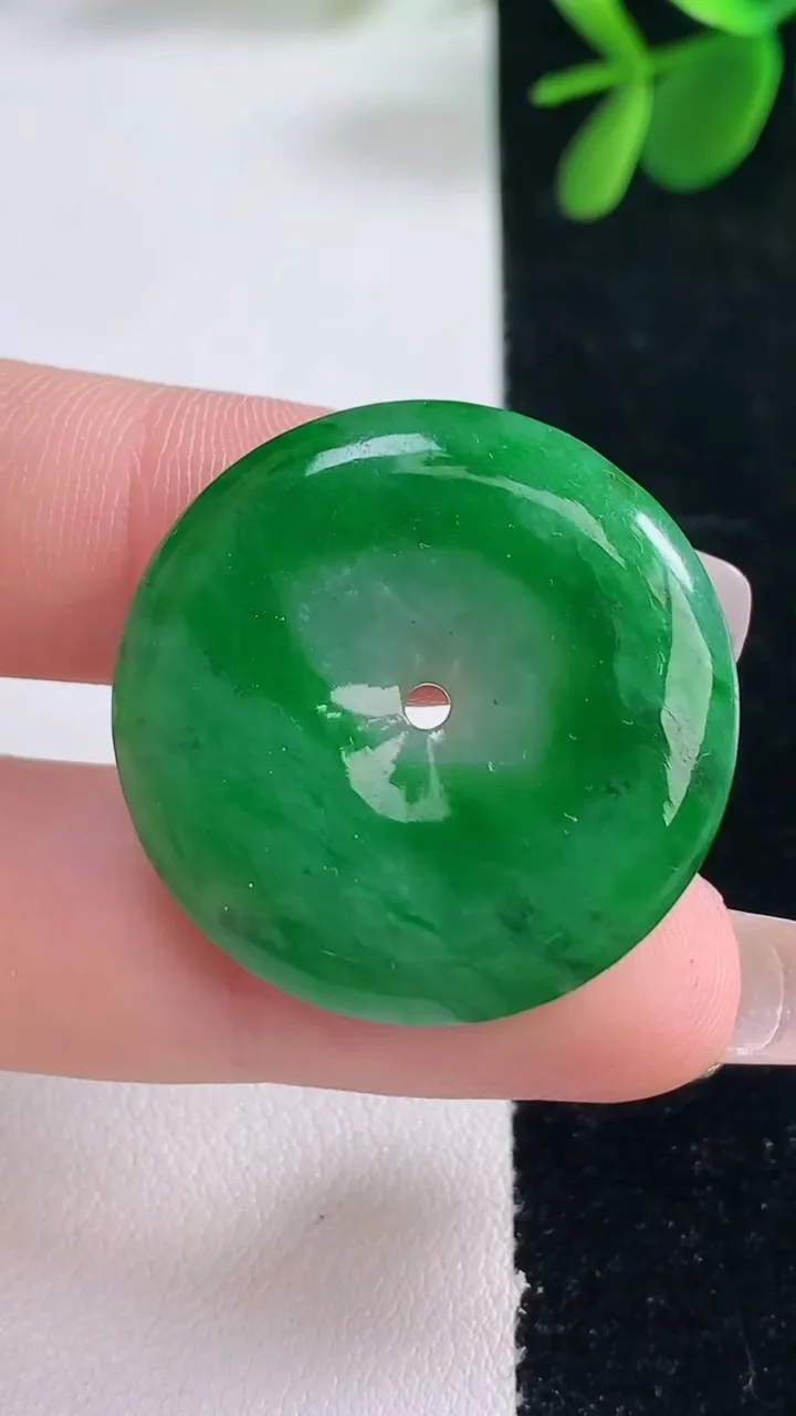 天然A货翡翠平安扣吊坠，尺寸29.6-4.8，重量:9.17g
12月26日