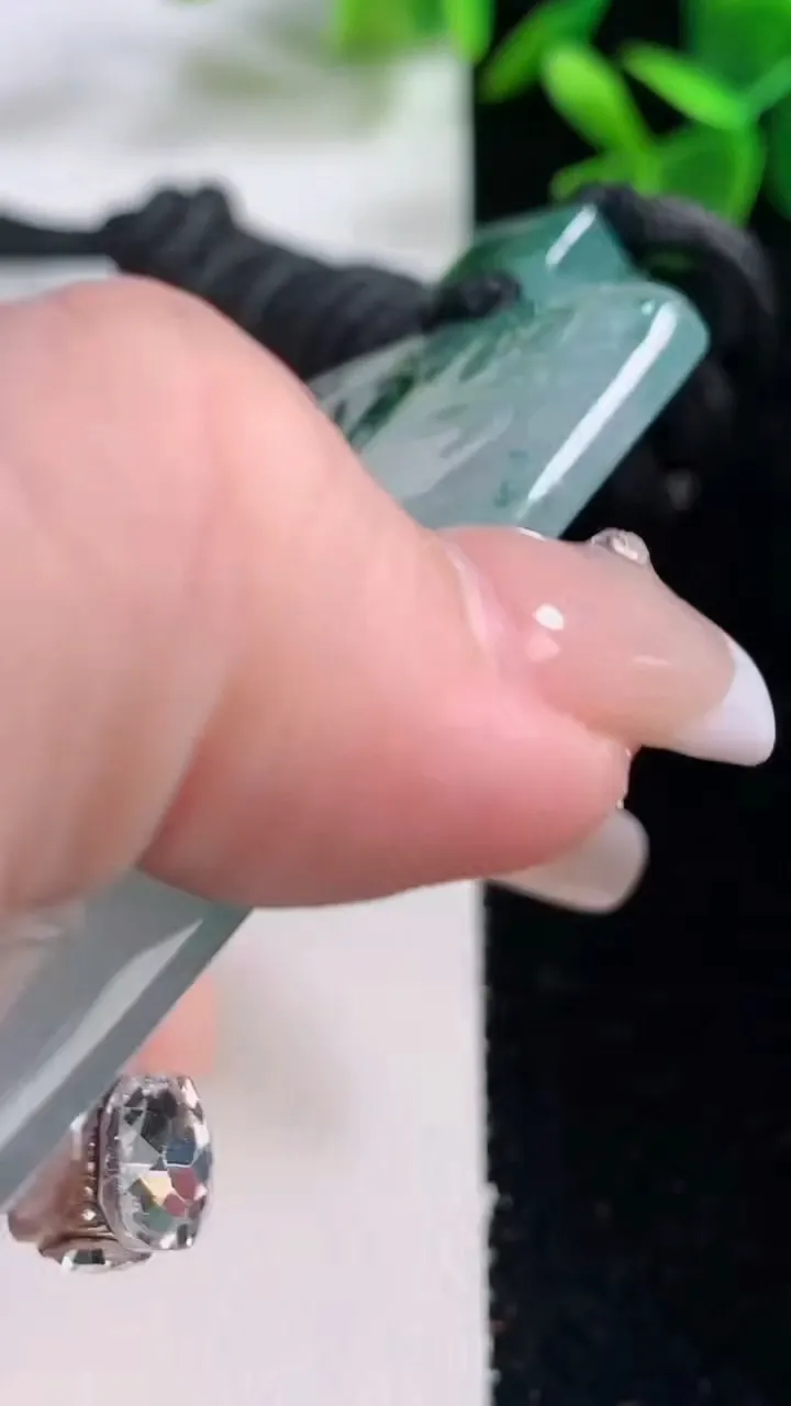 天然A货翡翠种飘花山水牌吊坠，尺寸64.7-45.5-5.5，重量:53.59g
12月26日