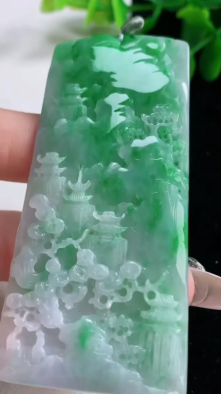 天然A货翡翠山水牌吊坠，尺寸77-36.6-4.3，重量:34.79g
12月26日