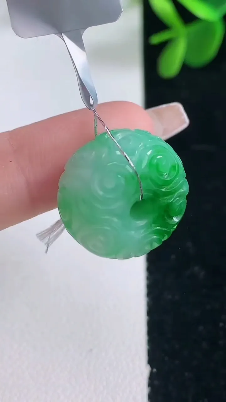 天然A货翡翠雕花路路通吊坠，尺寸18.5-11.4，重量:7.67g
12月26日