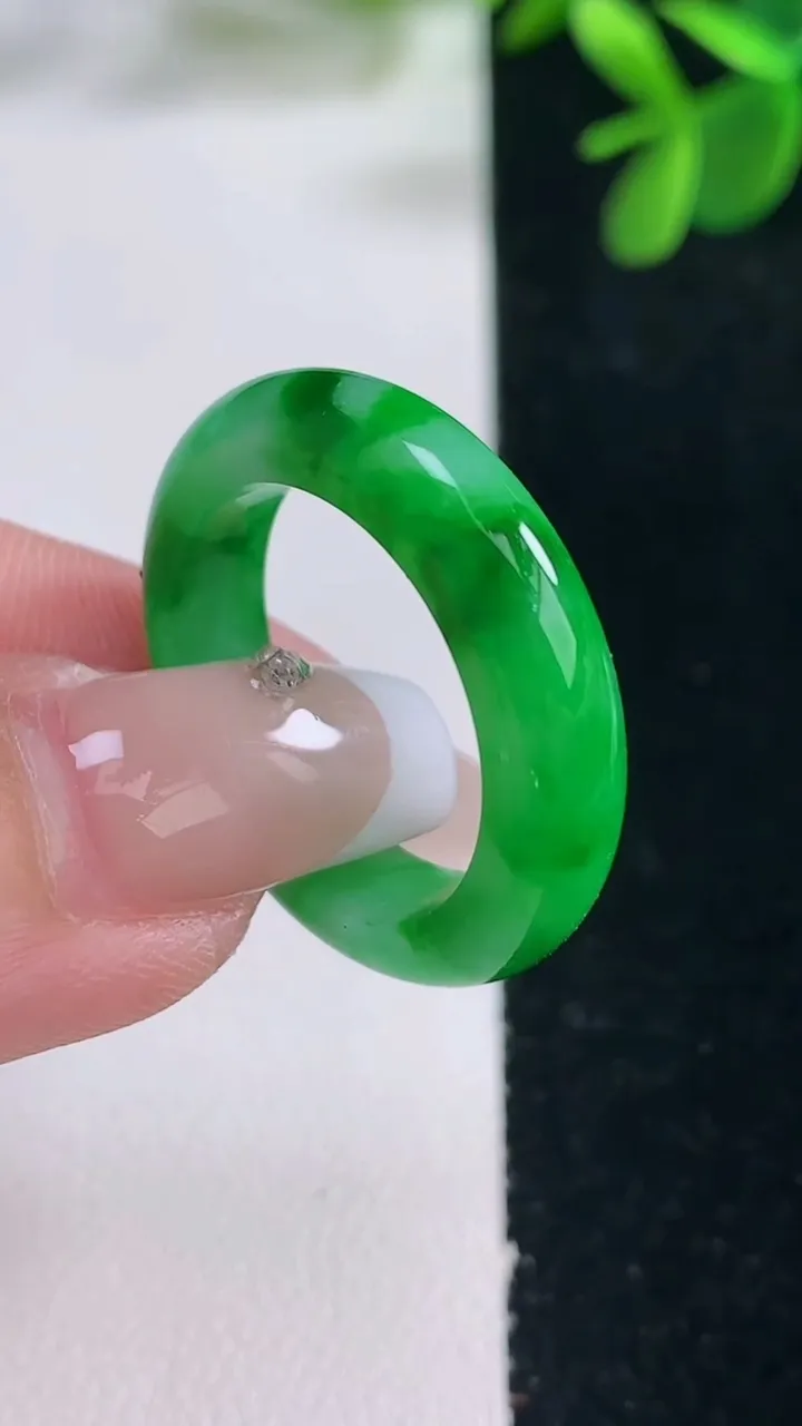天然A货翡翠指环戒指，尺寸19.3-5.6-3.9，重量:5.01g2025年12月26日
工厂直销收藏佳品,种好水足，色泽均匀，有种有色，上手高大气！