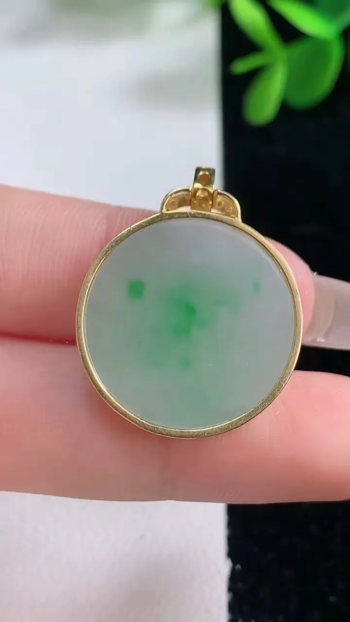 天然A货翡翠无事牌吊坠，尺寸22.3-3.8，重量:5.74g
12月26日