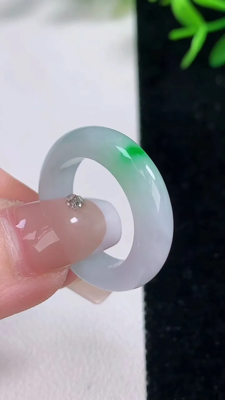 天然A货翡翠指环戒指，尺寸17.3-5.7-3.8，重量:4.70g2025年12月26日
工厂直销收藏佳品,种好水足，色泽均匀，有种有色，上手高大气！