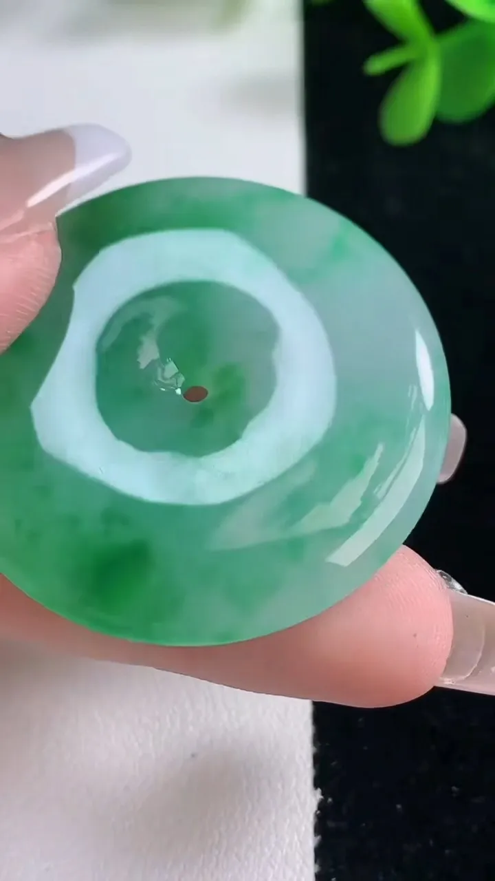 天然A货翡翠平安扣吊坠，尺寸40.8-6.4，重量:22.93g
12月26日