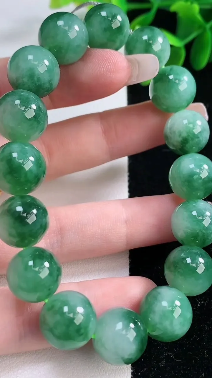 天然A货翡翠圆珠手串，尺寸12.7-16颗，重量:55.91g12月26日
工厂直销收藏佳品,种好水足，色泽均匀，有种有色，上手高大气！