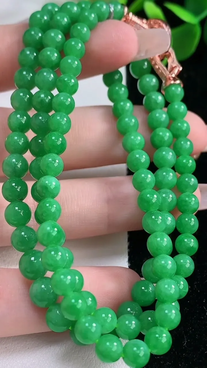 天然A货翡翠圆珠项链，尺寸5.5-102颗，重量:32.59g12月26日
工厂直销收藏佳品,种好水足，色泽均匀，有种有色，上手高大气！